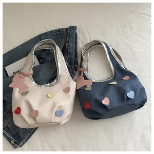 Détails de mini sacs fourre-tout en crème et denim avec patchs de cœur et breloque