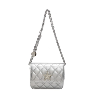 Sac bandoulière matelassé argenté avec logo étoile et bandoulière en chaîne