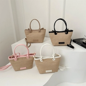Détails de sacs cabas tressés en quatre couleurs avec poignées en cuir et étiquettes chic