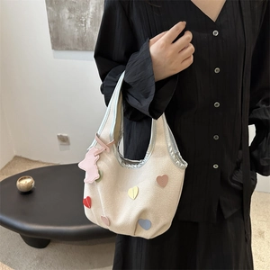 Sac fourre-tout tissé beige avec patchs en forme de cœur et charmant lapin rose mignon