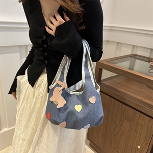 Sac fourre-tout en denim bleu avec patchs cœurs colorés et un adorable lapin rose