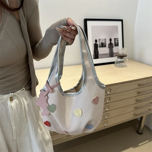 Sac hobo tissé beige avec patchs de cœurs colorés et un porte-clés lapin mignon