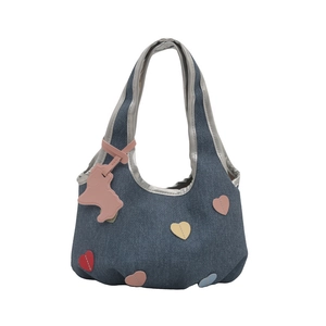Sac fourre-tout en denim bleu foncé avec cœurs colorés et breloque lapin rose