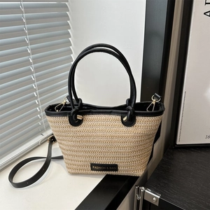 Sac cabas en paille tissée avec poignées en cuir noir et bandoulière réglable