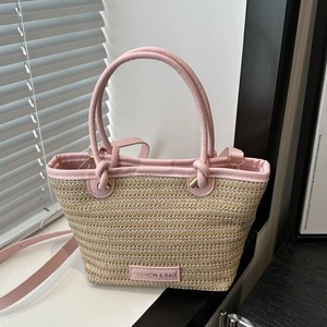 Sac cabas tissé rose et beige avec bandoulière réglable pour un style estival décontracté