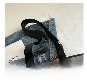 Détail du sac cabas à carreaux orange et gris avec des poignées en sangle de nylon