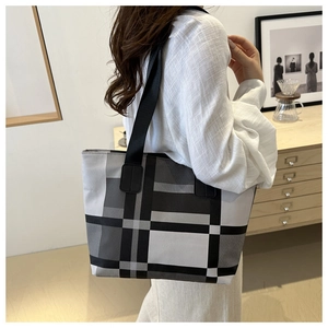 Détail du grand sac cabas avec motif à carreaux gris et bandoulière large confortable