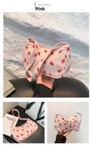 Sac à bandoulière en velours côtelé rose avec motifs de fraises et fermeture éclair en métal