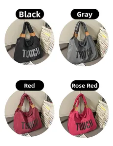 Dettaglio della borsa tote grande in nylon in quattro colori con rinforzo in pelle