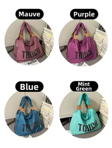 Collage di borse tote in nylon capienti in rosa, viola, blu e verde menta brillante