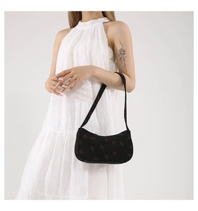Sac croissant en velours côtelé noir avec motifs fraises rouges pour un look élégant