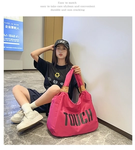 Vista dettagliata della borsa tote rosa grande con logo TOUCH nero e manici in pelle marrone