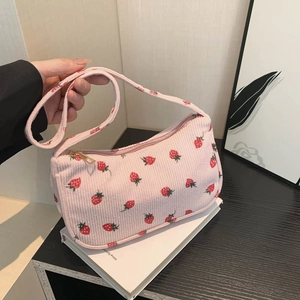 Sac sous le bras en velours côtelé rose avec imprimé fraise et zip doré