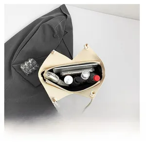 Vue intérieure montrant la grande capacité et le design à compartiments du sac cabas crème