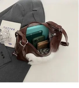 Détail montrant la grande capacité intérieure du sac cabas en cuir marron avec fourrure