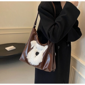 Détail du grand sac cabas en cuir PU marron foncé avec un écusson chien en peluche blanc