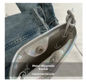 Gros plan du fermoir magnétique en métal sur un sac de téléphone argenté holographique
