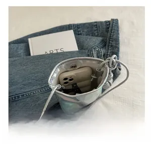 Vue détaillée de l'intérieur d'un mini sac argenté irisé avec rangement pour smartphone