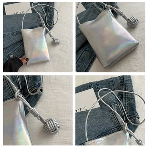 Détail du mini sac de téléphone argenté laser irisé avec bandoulière à nœud tressé