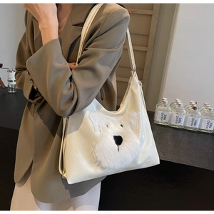 Gros plan sur un sac blanc porté épaule avec patch chien schnauzer en peluche douce