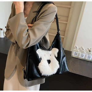 Sac fourre-tout noir tendance avec motif Schnauzer en peluche blanche porté par un mannequin