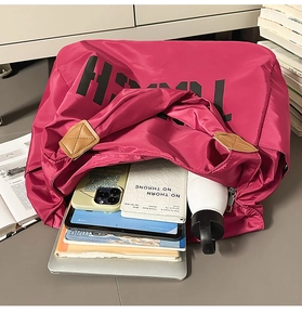 Vista dettagliata della borsa in nylon rosa con grande capacità per laptop e libri
