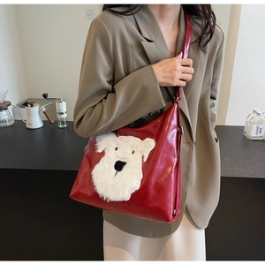 Détail du sac cabas bordeaux avec patch schnauzer en fausse fourrure et fini brillant