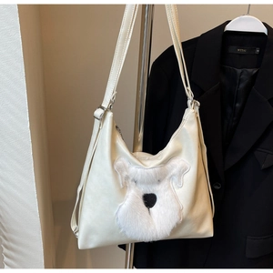 Détail du sac hobo blanc crème avec patch chien en peluche et boucle argentée réglable