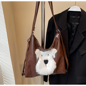 Détail du sac fourre-tout en simili cuir marron avec motif de chien Schnauzer en peluche
