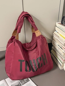 Grande borsa tote bordeaux in nylon con stampa TOUCH e dettagli in pelle per il viaggio