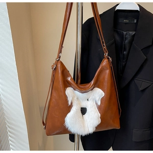 Détail du sac cabas en simili cuir marron avec un patch décoratif de chien Schnauzer peluche
