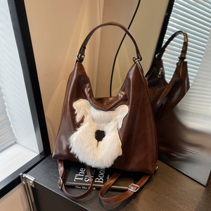 Sac fourre-tout en cuir marron avec écusson chien en peluche blanche, décor épuré