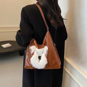 Grand sac cabas marron en cuir vintage avec décoration animalière en peluche blanche
