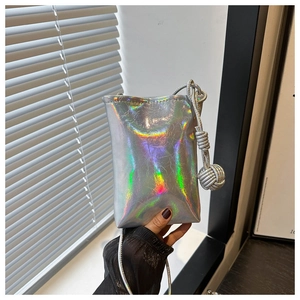 Gros plan sur le sac de téléphone holographique argenté avec nœud tissé unique