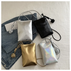 Vue détaillée de quatre mini sacs bandoulière métallisés en argent, noir et couleur or