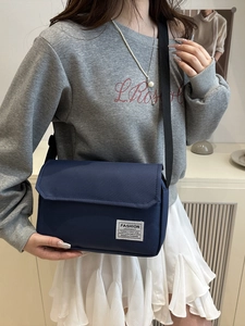 Minimalist navy blue oxford messenger bag with adjustable strap for men and women