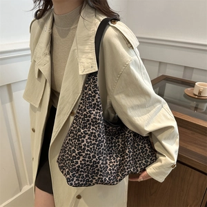Sac fourre-tout en toile à motif léopard avec bandoulière large et trench-coat beige