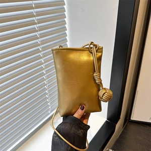 Mini sac à bandoulière pour téléphone en or métallisé avec détail de boule tissée