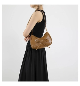 Borsa a spalla in pelle PU marrone con fiocco su abito nero per uno stile retrò francese