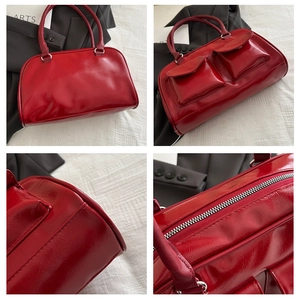 Détails du sac à main rouge en cuir verni avec finitions argentées et deux poches avant