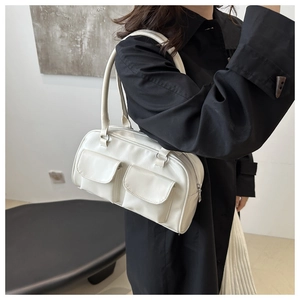 Vue détaillée d'un sac Boston en cuir blanc crème sur mannequin avec poches à rabat