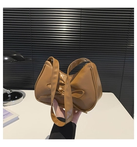 Dettaglio della borsa hobo marrone vintage in pelle PU con fiocco e manico lungo