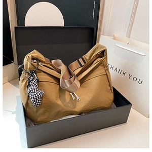 Chique kaki nylon draagtas in een zwarte geschenkdoos met ruitvormige konijnhanger
