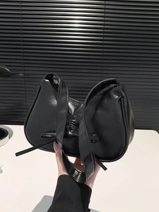 Borsa a tracolla in pelle PU lucida nera minimalista con design a fiocco arricciato