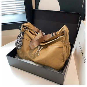 Detail van kaki nylon draagtas in een zwarte geschenkdoos met luxe dankbetuigingstas