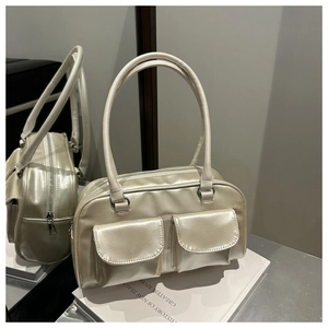 Détail du sac sous le bras blanc perle avec doubles poches avant et fini métallisé