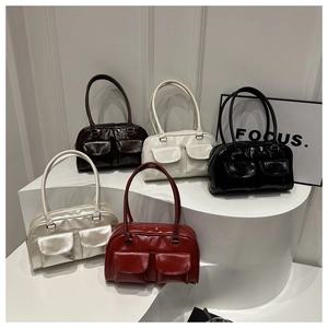 Vue détaillée de sacs à main en similicuir brillant en cinq couleurs élégantes