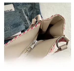 Détail de la fermeture éclair argentée et de la doublure du sac cabas tissé rose