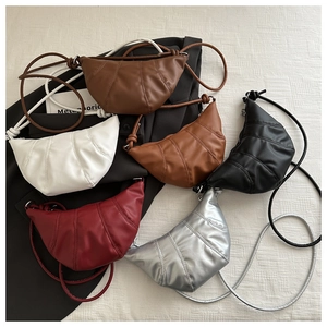 Collection détaillée de sacs croissant en six couleurs avec texture élégante en simili cuir
