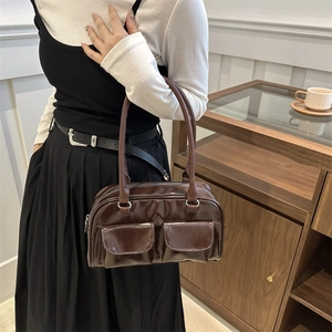 Sac à main vintage marron foncé avec deux poches frontales à rabat et fines poignées
